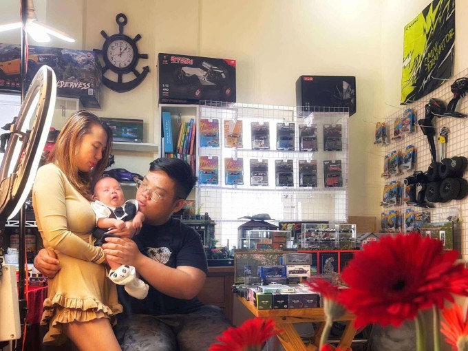 Thu Loan và Sơn Khê trong nhà riêng ở Đà Lạt, tỉnh Lâm Đồng, tháng 10/2025. Ảnh: Nhân vật cung cấp