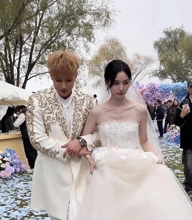 Một khoảnh khắc "bẽn lẽn" của chú rể bên cô dâu đang được fan chụp lại tạo meme.