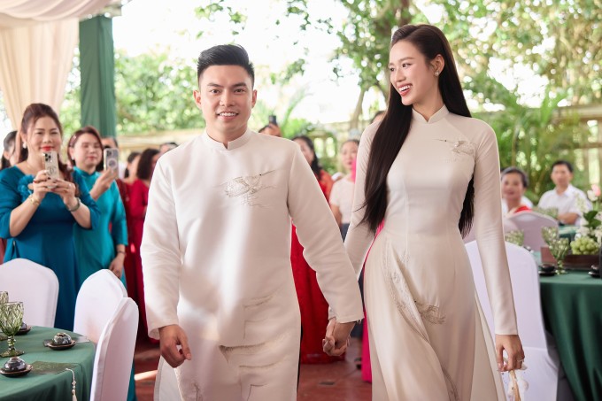 Đỗ Thị Hà nắm tay chú rể Nguyễn Viết Vương trong lễ nạp tài ở Thanh Hóa, sáng 16/10.