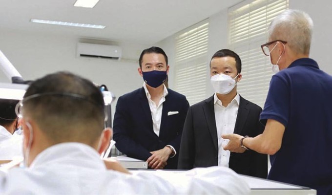 Chen Zhi thăm trung tâm đào tạo nghề do tập đoàn tài trợ vào năm 2022. Ảnh: Khmer Times