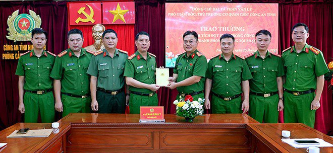 Đại tá Phan Văn Lý, Phó Giám đốc Công an tỉnh Ninh Bình biểu dương, khen thưởng Phòng Cảnh sát hình sự