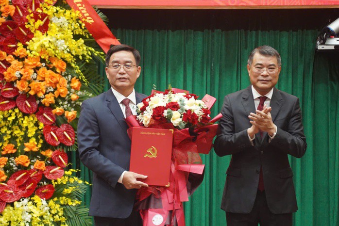 Ông Lê Minh Hưng, Uỷ viên Bộ Chính trị, Trưởng Ban Tổ chức Trung ương (phải), trao quyết định của Bộ Chính trị chỉ định, điều động ông Nguyễn Đình Trung giữ chức Bí thư Thành ủy Huế khoá XVII.