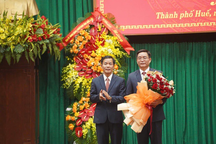 Ông Nguyễn Văn Phương, nguyên Bí thư Thành uỷ Huế khoá XVII (bên trái), tặng hoa chúc mừng ông Nguyễn Đình Trung.