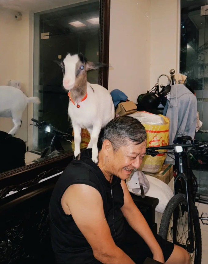 Jam đặc biệt quấn quýt với bố của Chi.