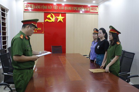 Tống đạt quyết định khởi tố đối với Phùng Thị Thu Hiền