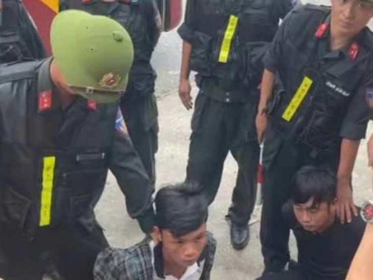 VIDEO: Khống chế, bắt 3 thanh niên đánh người tại quán trà sữa