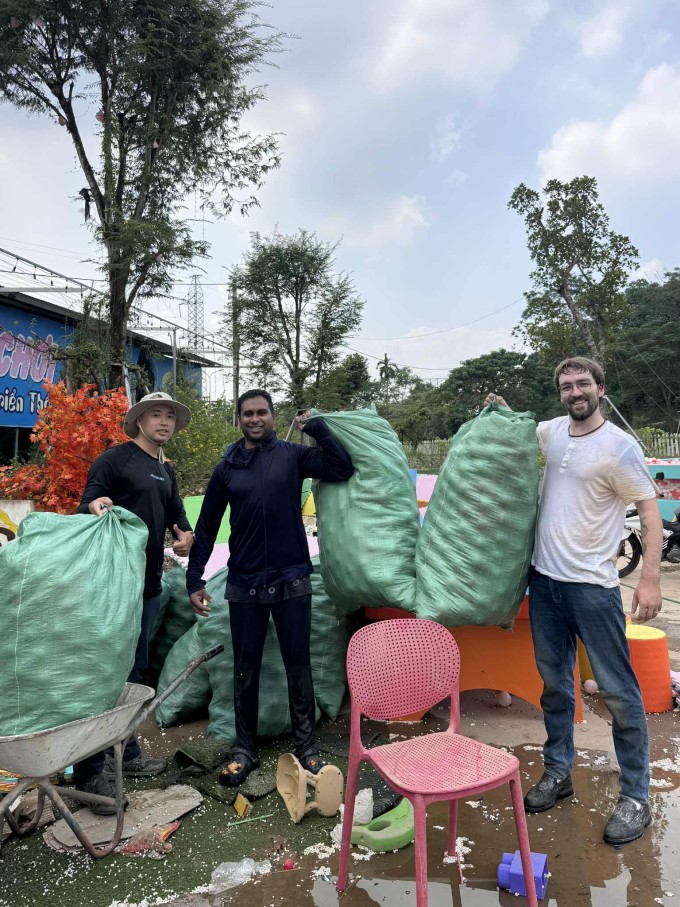 Albert (giữa) và Kai (phải) sau buổi dọn dẹp bùn đất và đồ đạc trong nhà dân. Ảnh: NVCC