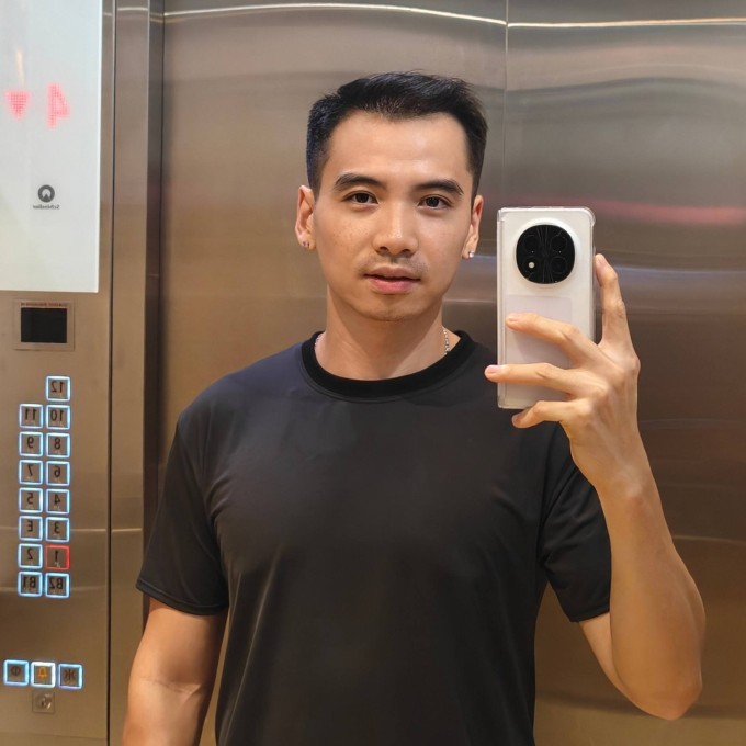 Nhiếp ảnh gia Tuấn Khôi được khen phong độ, điển trai hơn nhờ mái tóc mới.