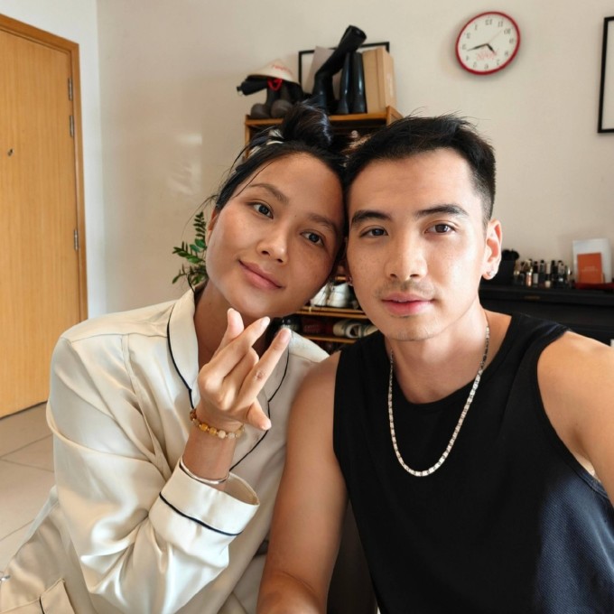 Vợ chồng H'Hen Niê - Tuấn Khôi được khán giả yêu mến nhờ những khoảnh khắc đời thường, hài hước.