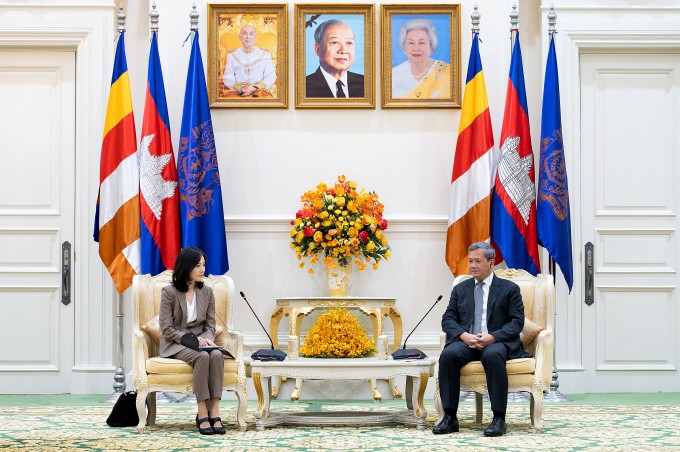 Thủ tướng Campuchia Hun Manet (phải) gặp Thứ trưởng Ngoại giao Hàn Quốc Kim Jina tại Phnom Penh ngày 16/10. Ảnh: AKP