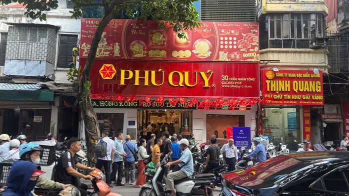 Người dân xếp hàng mua bạc tại cửa hàng của Phú Quý