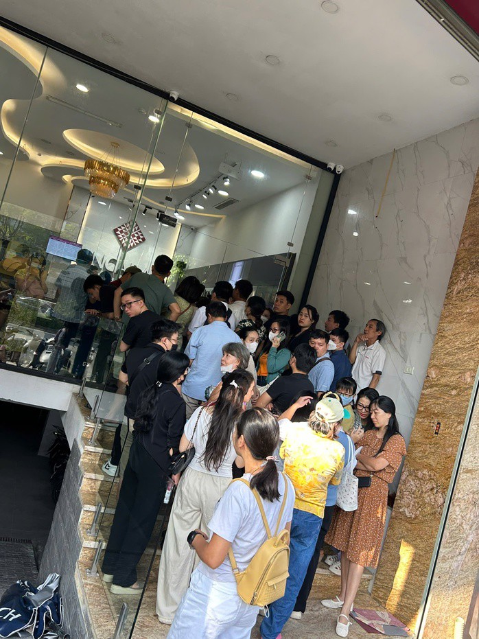Người dân xếp hàng mua bạc tại Ancarat từ 7 giờ sáng