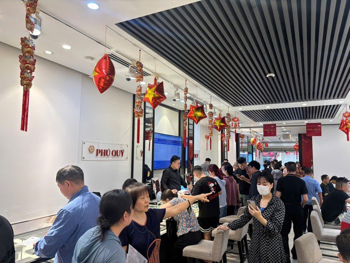 Xếp hàng mua bạc ở Phú Quý