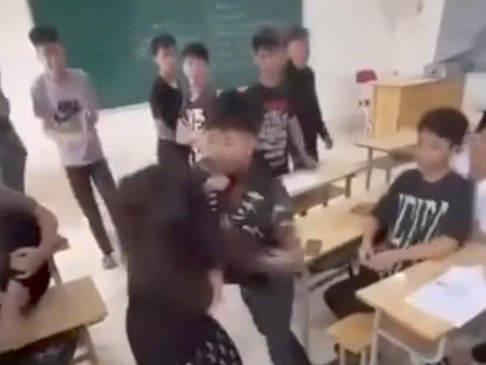 Sự việc diễn trong lớp học nhưng không ai can ngăn mà trái lại còn la hét, cổ vũ