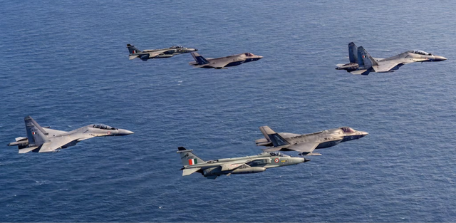 Máy bay chiến đấu Su-30MKI và Jaguar của Ấn Độ cùng máy bay chiến đấu F-35B của Anh trong cuộc tập trận chung. (Nguồn: MW)