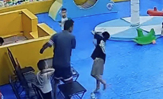 Con chị Hà bị tát vào má. Ảnh: cắt từ clip.