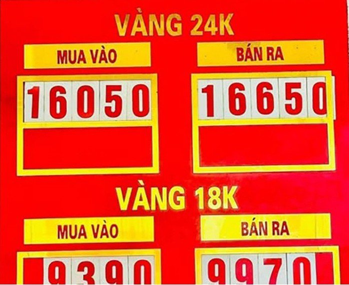 Nhiều cửa hàng kinh doanh vàng nhỏ đẩy giá vàng 24K lên mức rất cao, bỏ xa mức giá tại các công ty lớn được cấp phép kinh doanh vàng miếng.