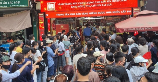 Phố vàng Hà Nội ngày 17/10/2025: Hàng trăm ngườ...