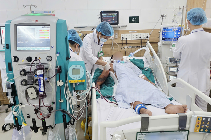 Nam bệnh nhân bị suy đa tạng sau khi bị rắn hổ mang cắn. Ảnh: Nguyên Hà