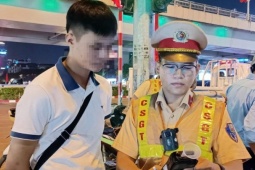 Hà Nội: Uống bia mừng bạn ra viện, nam tài xế bị CSGT xử phạt