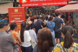 Kinh doanh - Giá vàng ngày 17/10: Chợ đen “vọt lên” 180 triệu đồng/lượng, “nghề mới nổi” trước tiệm vàng kiếm tiền dễ dàng