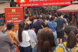 Kinh doanh - Giá vàng ngày 17/10: Chợ đen “vọt lên” 180 triệu đồng/lượng, “nghề mới nổi” trước tiệm vàng kiếm tiền dễ dàng