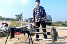 Bạn trẻ - Cuộc sống - Chàng trai xứ Nghệ mang drone 400 triệu đồng chuyển hàng cứu trợ giúp bà con vùng tâm lũ