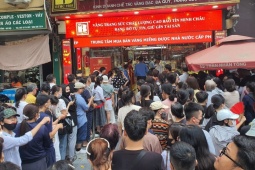 Phố vàng Hà Nội ngày 17/10/2025:  Hàng trăm người “thi gan” với tiệm vàng, cảnh tượng bên trong quầy gây choáng