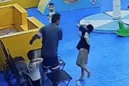 An ninh - Xã hội - Bé 8 tuổi bị tát 'ù tai' vì ném bóng trúng bạn, người mẹ đã trình báo công an