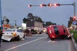 Ôtô tông loạt xe dừng đèn đỏ ở TP HCM, nhiều người bị thương
