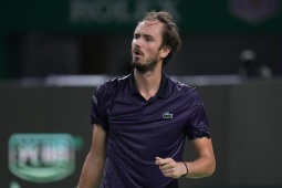 Nóng nhất thể thao tối 17/10: Medvedev vào bán kết thứ 3 liên tiếp, thắp hy vọng dự ATP Finals
