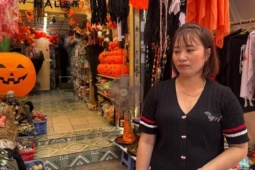Phố Hàng Mã nhộn nhịp 'thay màu' sau Trung thu, sẵn sàng đón Halloween