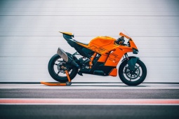 KTM 990 RC R 2026 trình làng: Quái thú mới khuấy đảo làng mô tô thể thao