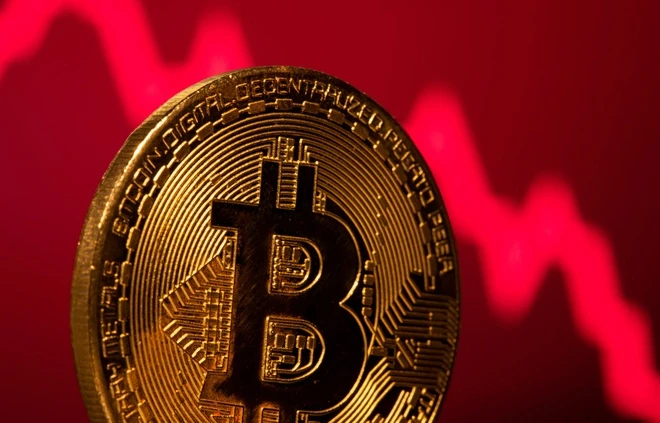 Bitcoin lao dốc thảm, nhà đầu tư ồ ạt rút vốn - 1