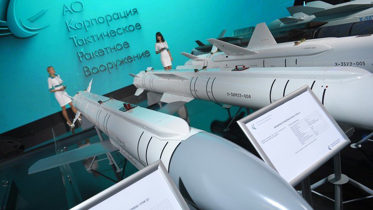 Bom lượn được trưng bày tại một triển lãm quân sự ở Nga. Ảnh: Sputnik.