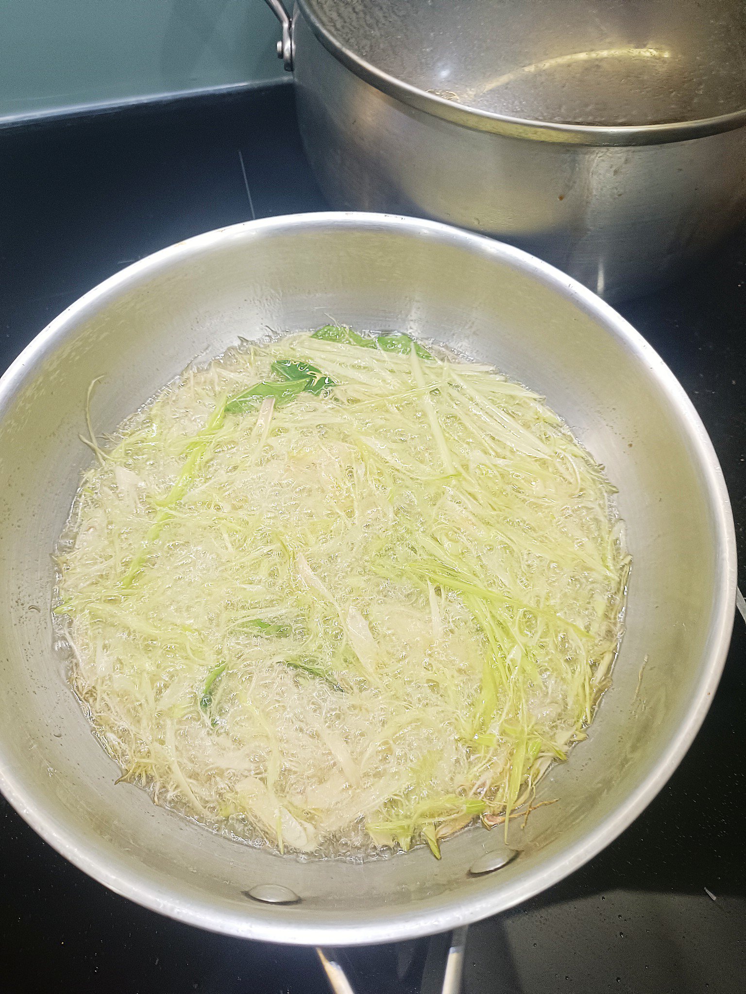 Bắc chảo dầu, chiên lá chanh và sả cho vàng, rồi vớt ra để ráo. Lọc lại dầu, dùng dầu đó chiên gà cho thơm.