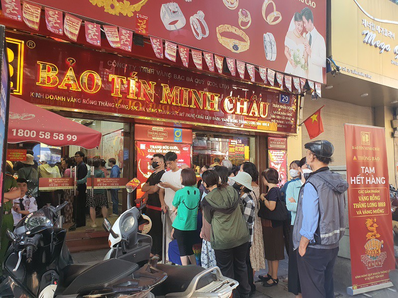 Cửa hàng thông báo hết vàng nhẫn và vàng miếng, chỉ còn trang sức. Cửa hàng thông báo hết vàng nhẫn và vàng miếng, chỉ còn trang sức.