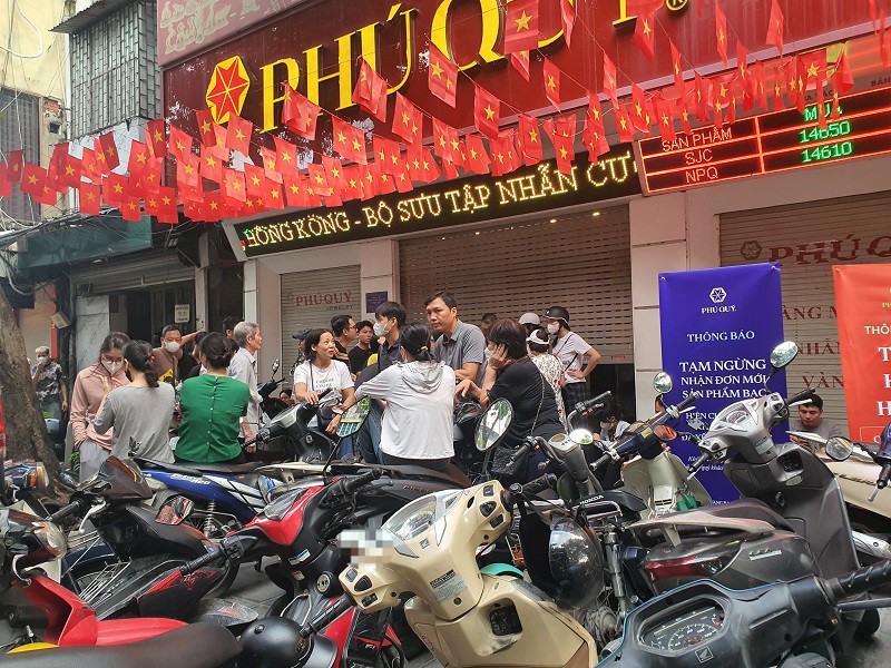 Mặc dù chưa biết hôm nay cửa hàng có bán không nhưng rất nhiều người đứng chờ bên ngoài từ 6 giờ sáng. Mặc dù chưa biết hôm nay cửa hàng có bán không nhưng rất nhiều người đứng chờ bên ngoài từ 6 giờ sáng.