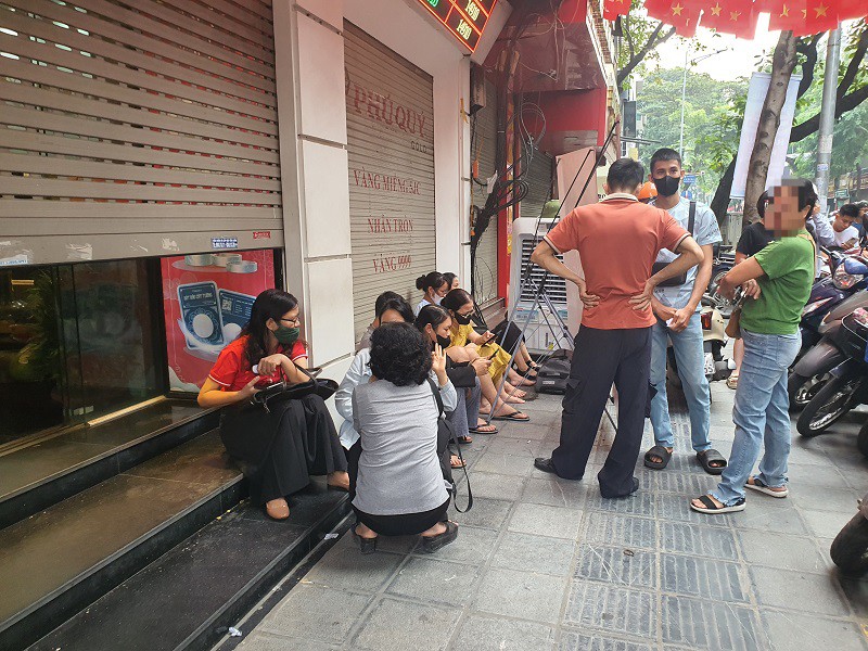 Nhiều người chờ từ sáng sớm trước cửa hàng. Nhiều người chờ từ sáng sớm trước cửa hàng.
