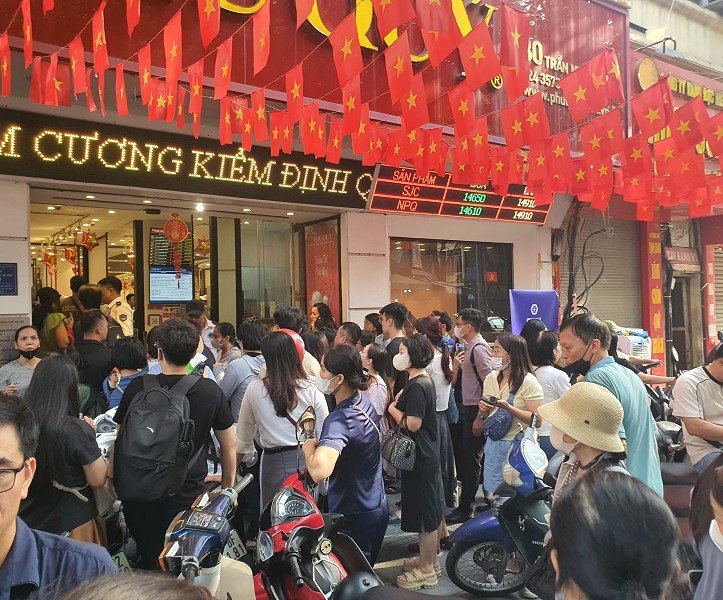 Cửa hàng vàng đông như hội. Cửa hàng vàng đông như hội.
