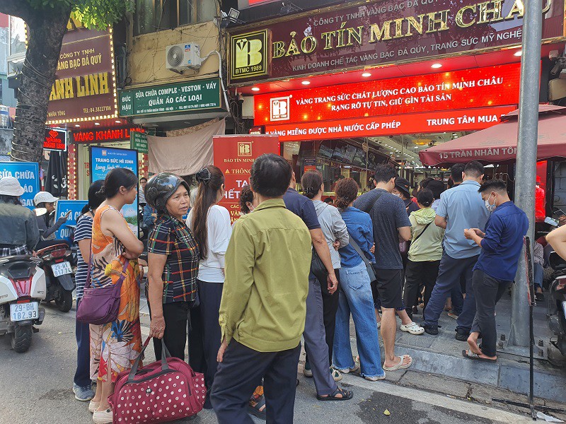 Ai cũng mong chờ để mua từng chỉ vàng. Ai cũng mong chờ để mua từng chỉ vàng.