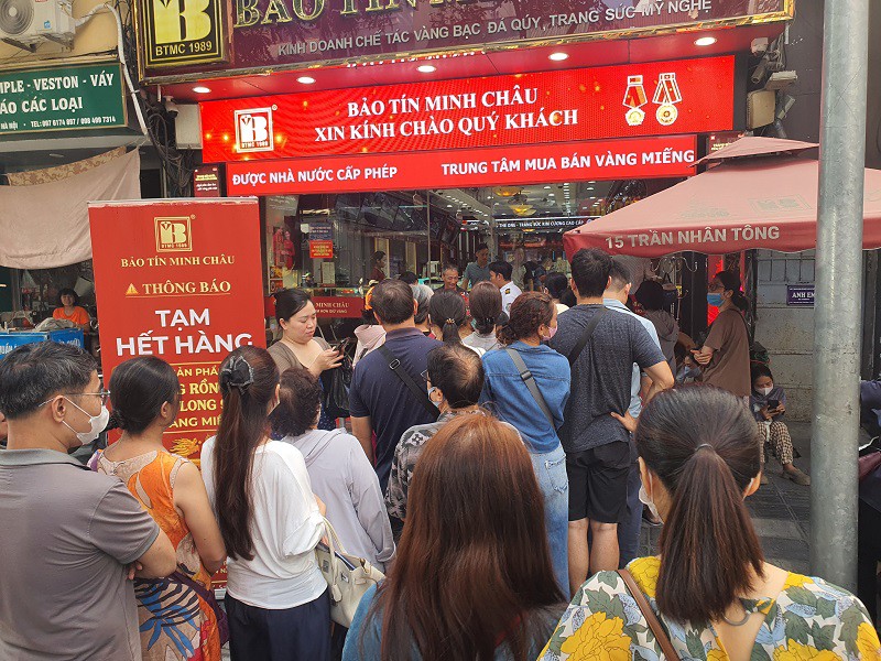 Không chỉ người đến mua vàng đứng xếp hàng, một số cò vàng cũng len lỏi vào dòng người để chờ mua lại. Không chỉ người đến mua vàng đứng xếp hàng, một số cò vàng cũng len lỏi vào dòng người để chờ mua lại.