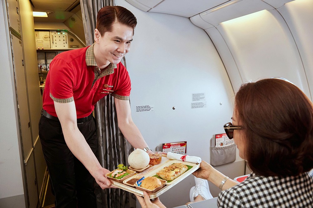 Hành trình bay trở nên đáng nhớ hơn với những món ăn nóng tươi ngon, kết nối tinh hoa ẩm thực Việt Nam và thế giới