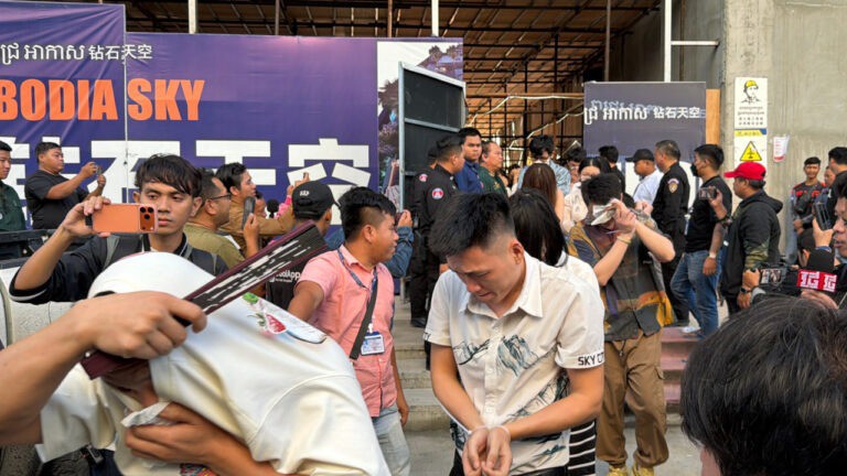 Loạt ảnh 200 cảnh sát Campuchia đột kích "động ma túy", bắt giữ nhiều người nước ngoài - 13