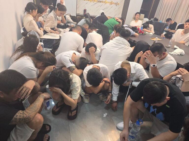 Loạt ảnh 200 cảnh sát Campuchia đột kích "động ma túy", bắt giữ nhiều người nước ngoài - 11