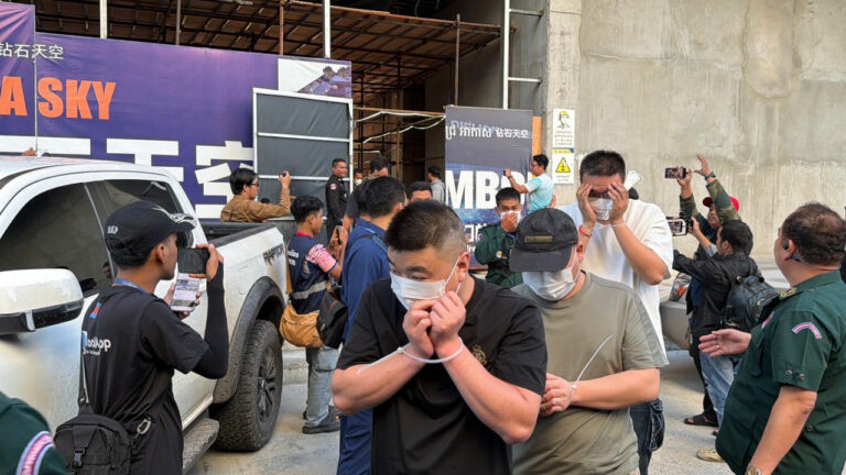 Loạt ảnh 200 cảnh sát Campuchia đột kích "động ma túy", bắt giữ nhiều người nước ngoài - 10