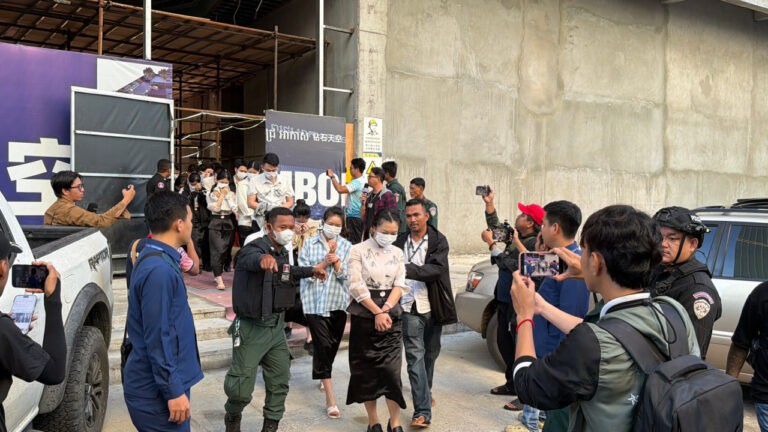 Gần 260 nghi phạm bị bắt giữ cùng với 5 kg ma túy trong vụ đột kích đêm 16/10. Ảnh: Khmer Times