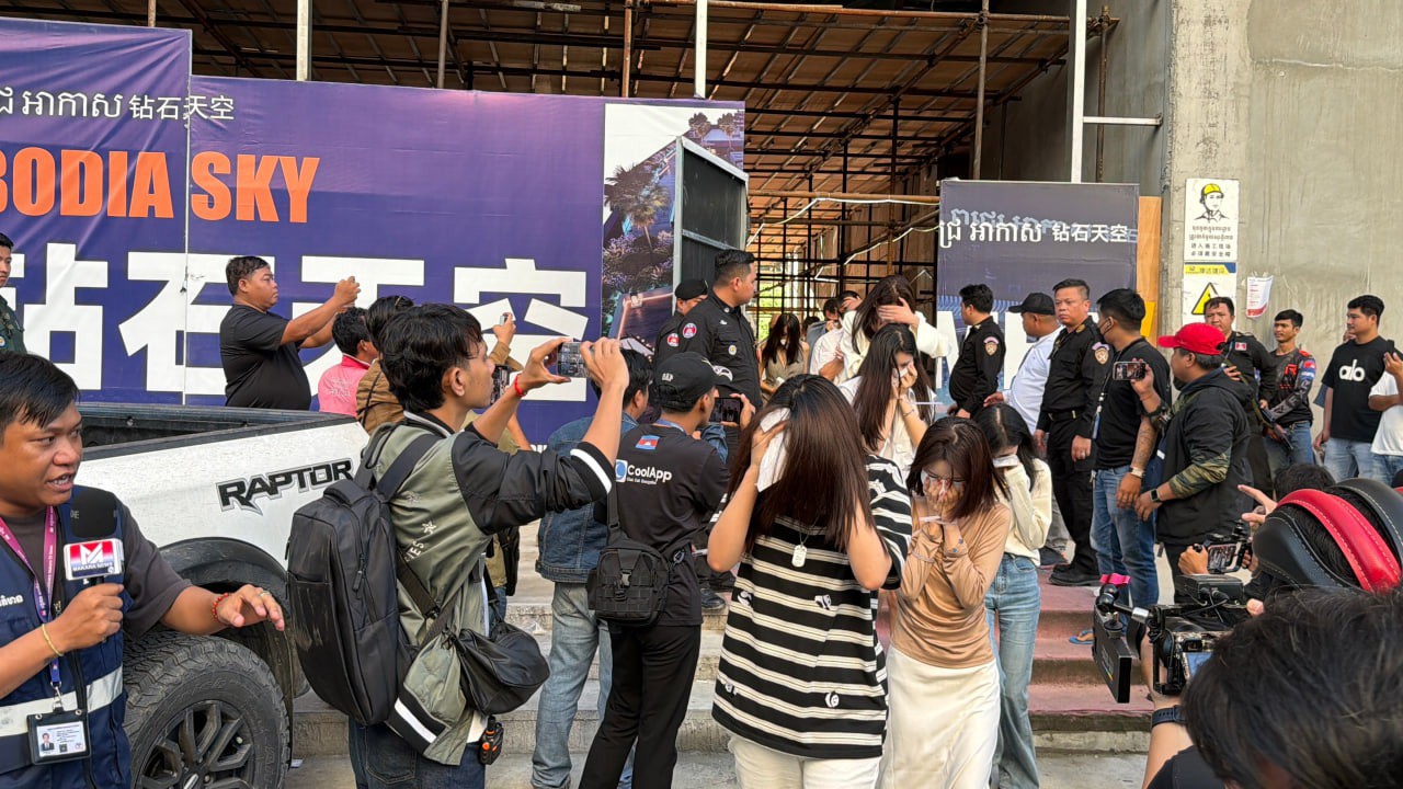 Loạt ảnh 200 cảnh sát Campuchia đột kích "động ma túy", bắt giữ nhiều người nước ngoài - 18