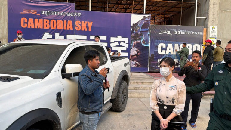 Loạt ảnh 200 cảnh sát Campuchia đột kích "động ma túy", bắt giữ nhiều người nước ngoài - 7