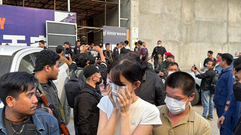 Loạt ảnh 200 cảnh sát Campuchia đột kích "động ma túy", bắt giữ nhiều người nước ngoài - 8